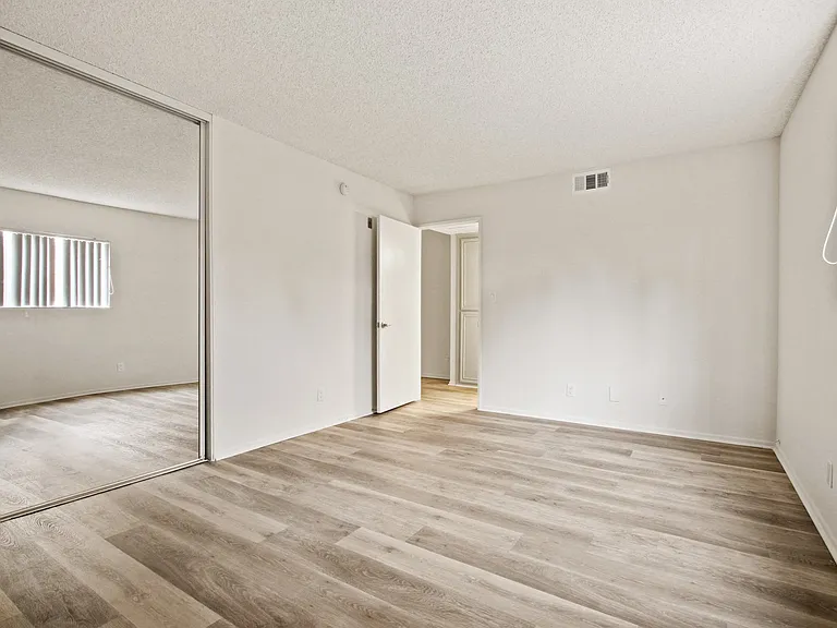 11325 Morrison St — Photo 94