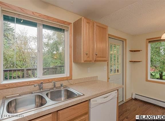 5th image of 1628 Market St