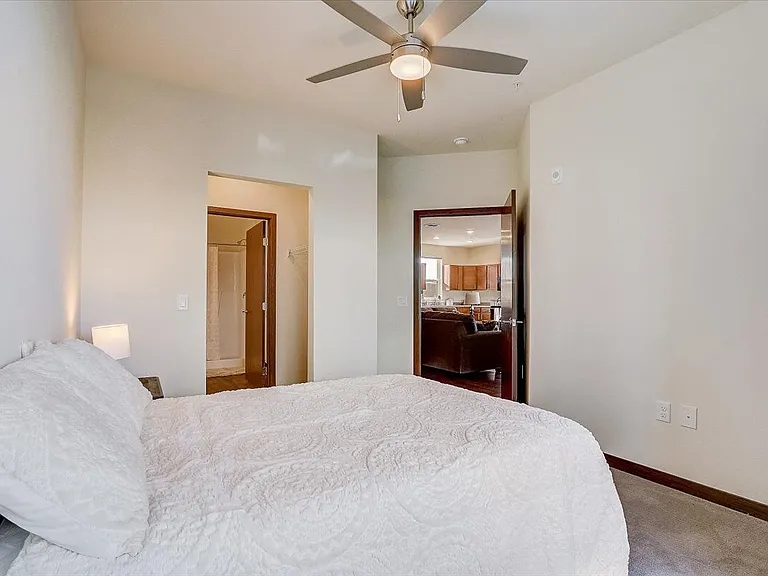 1120 N Windsor Ave — Photo 44