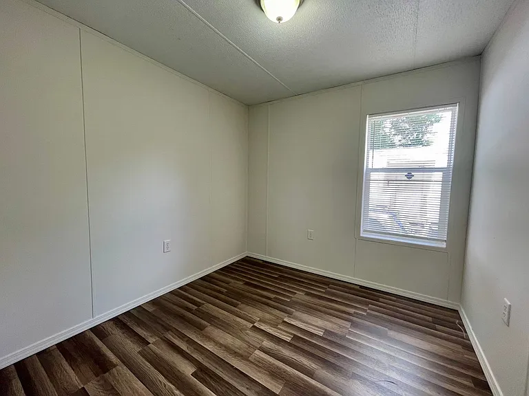 12410 Phillips Ln — Photo 10