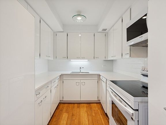 5th image of 990 N Lake Shore Dr APT 15D