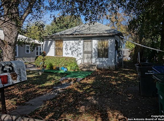 2nd image of 823 Essex St