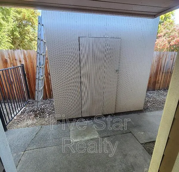 1142 Indiana St — Photo 16