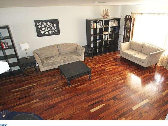 4th image of 1215 Pin Oak Dr
