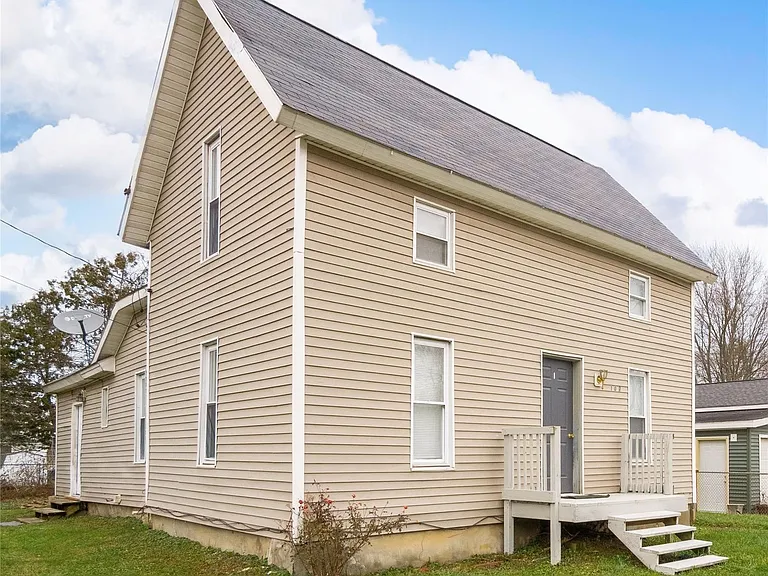 107 E Perry St — Photo 1