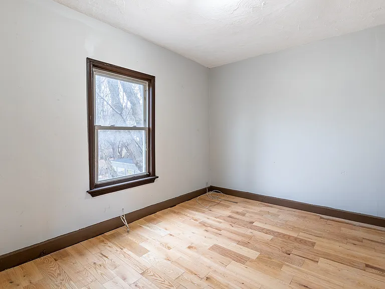 327 Saxton St — Photo 6