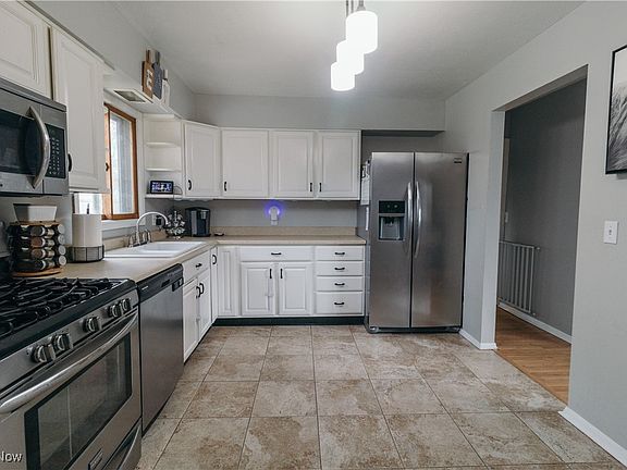 4th image of 160 Pinewood Dr