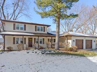 114 Hickory Rd, Oakwood Hills, IL 60013