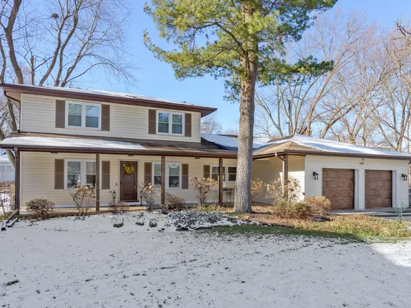 114 Hickory Rd, Oakwood Hills, IL 60013
