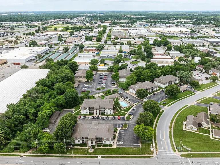 Bristol Pointe Apartments — Photo 9