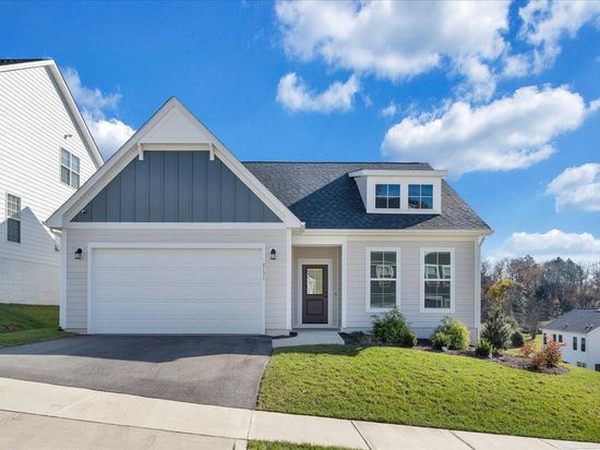 2131 Kings Walk Dr, Roanoke, VA 24012