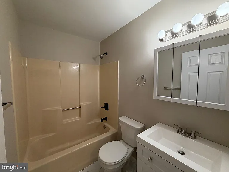 1133 Louis Dr — Photo 7