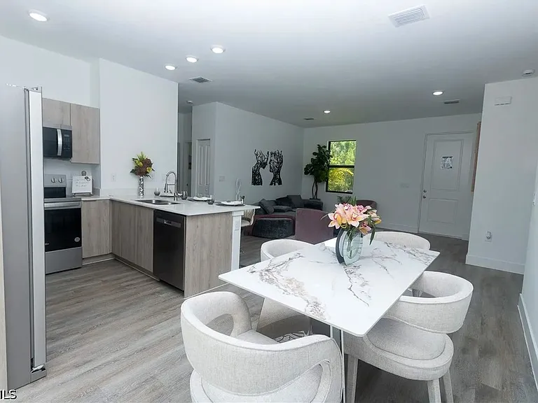 1125 Deauville St E — Photo 10