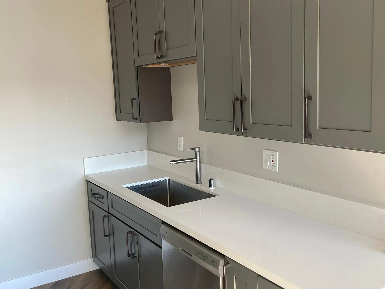1550 N Harvard Blvd — Photo 2