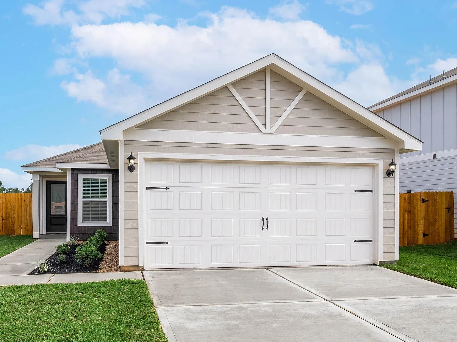 3 bed, 2.0 bath, 1076 sqft, $1,815 — Photo 1