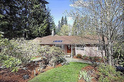 Beautifully landscaped front yard. 