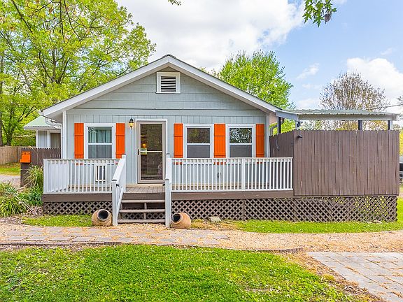 2nd image of 2818 Woods Dr