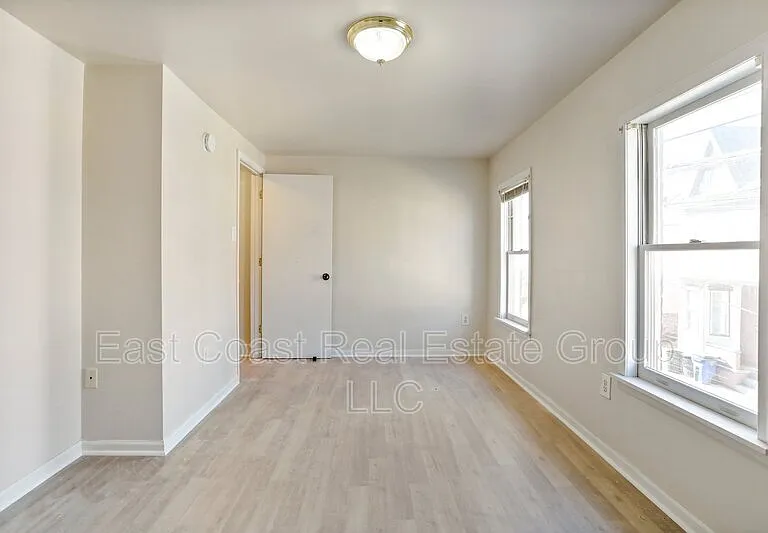 118 S Locust St — Photo 4
