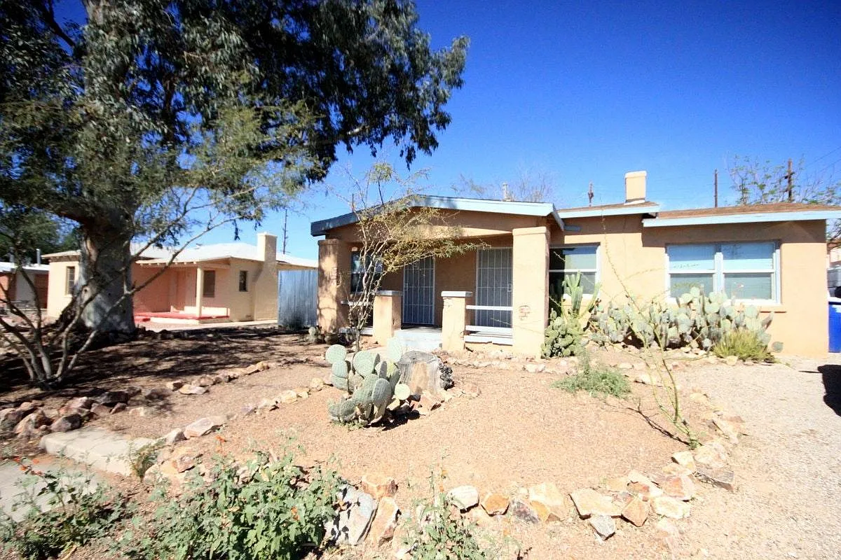 3 bed, 1050 sqft, $2,100 — Photo 1