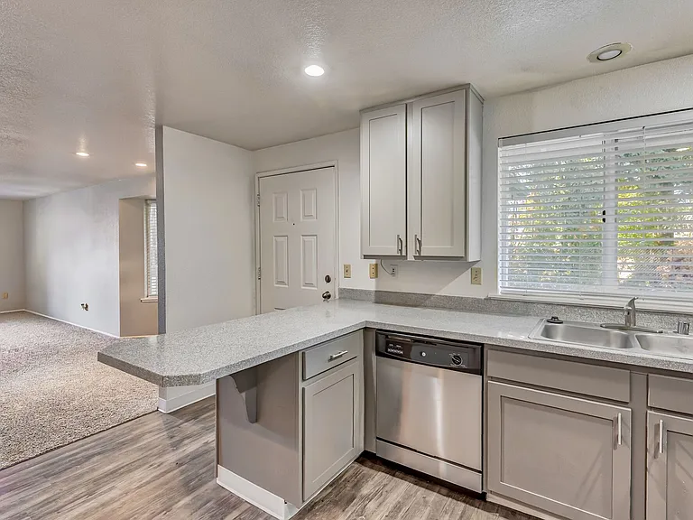 Evergreen Apartments — Photo 6