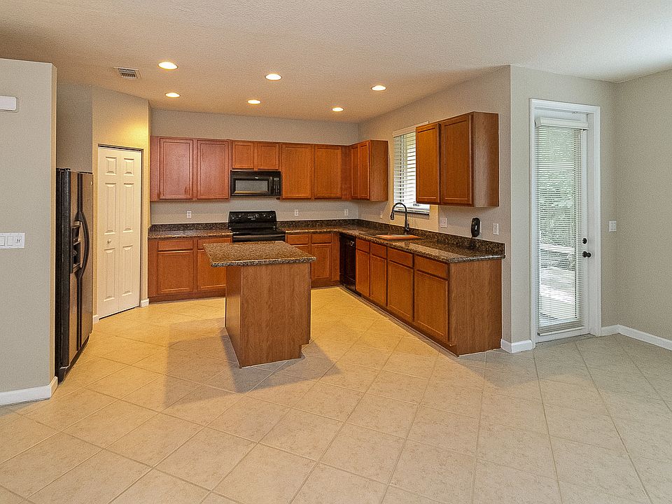 1st image of 3074 N Evergreen Cir