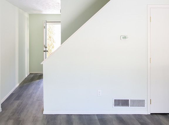 3rd image of 2 New London Ln