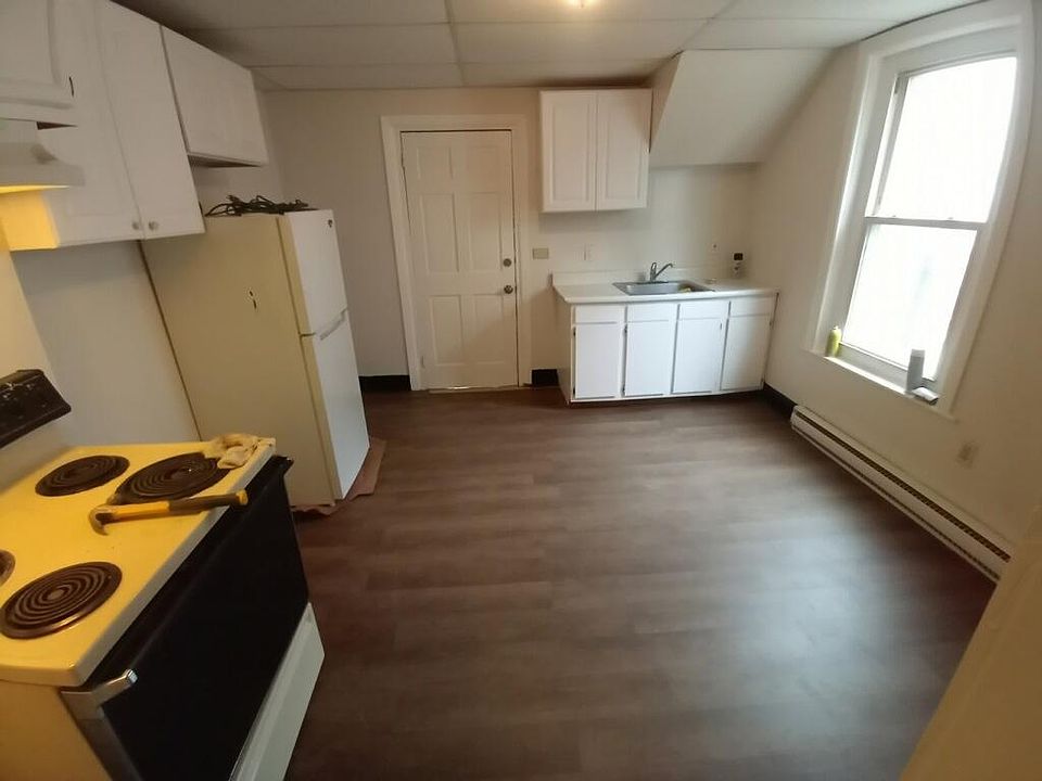 2nd image of 829 E 6th St