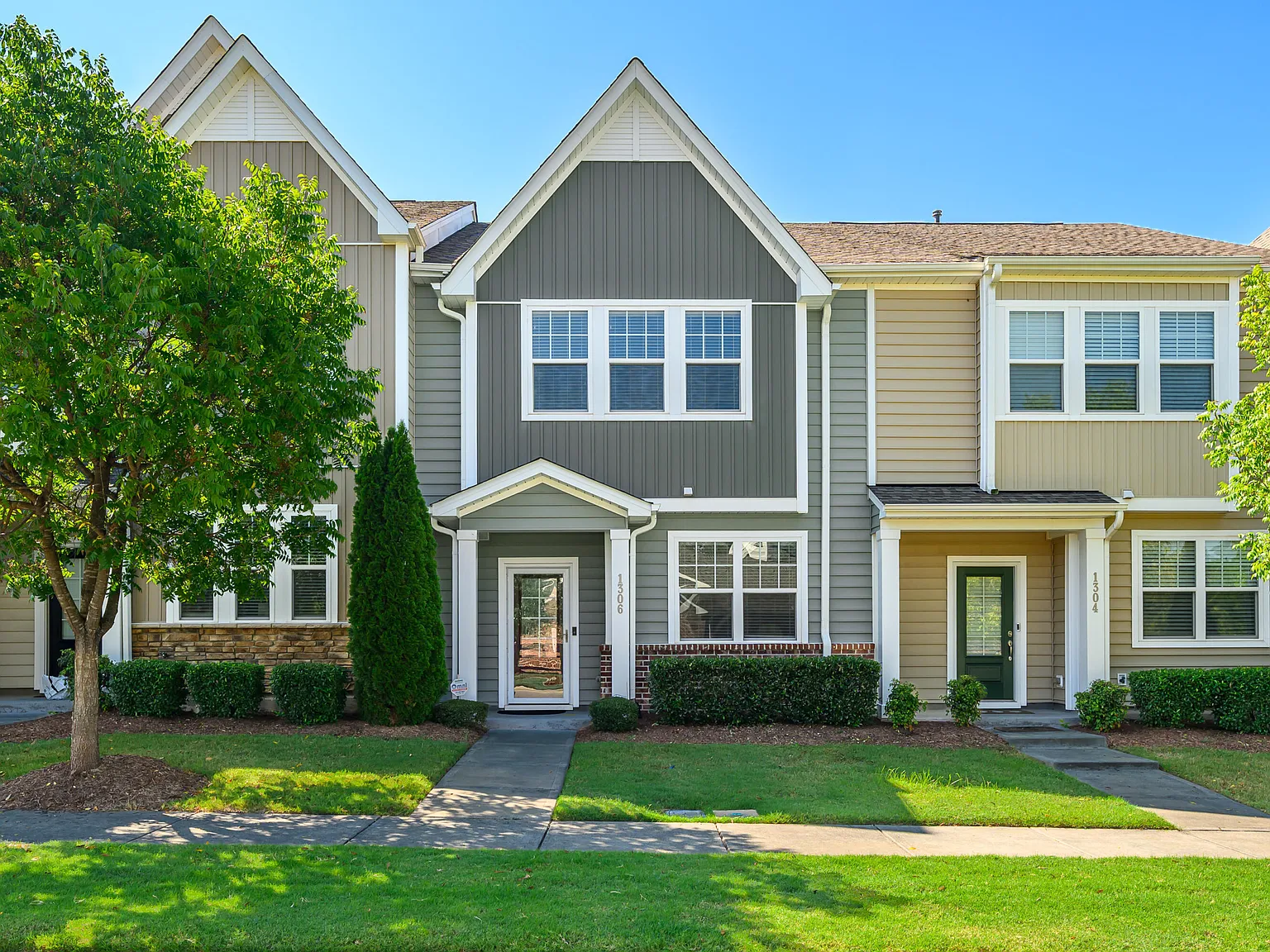 3 bed, 2.5 bath, $2,190 — Photo 1