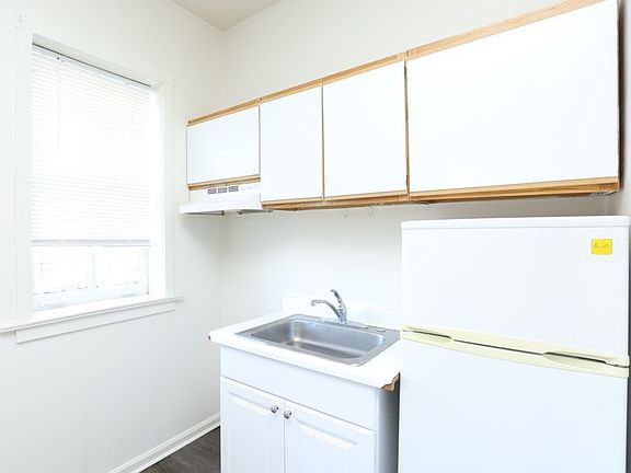 3rd image of 3957 N Irving Park #602