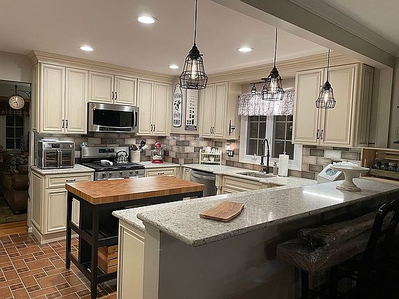 5th image of 127 New Dover Ave