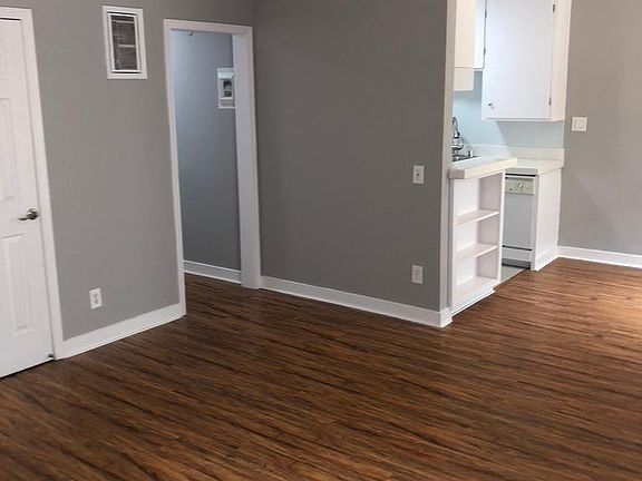 4th image of 2150 N Beachwood Dr #2