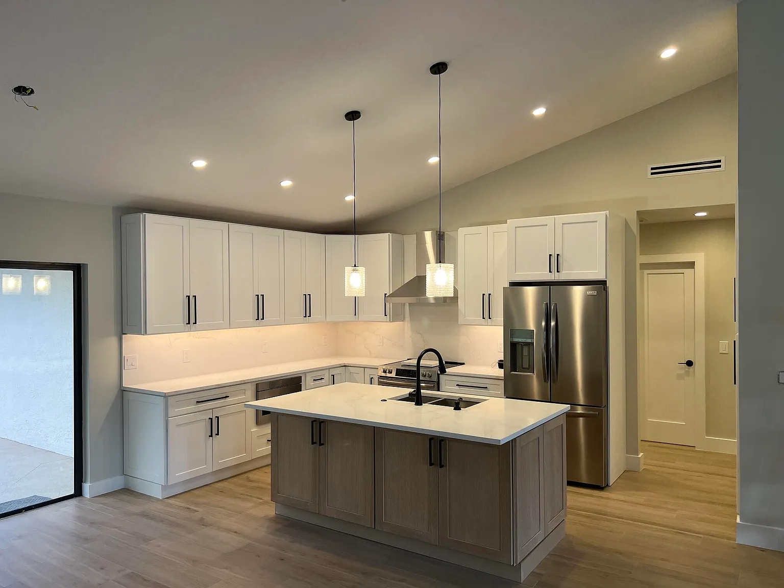 3 bed, 2.5 bath, 1915 sqft, $6,200 — Photo 3