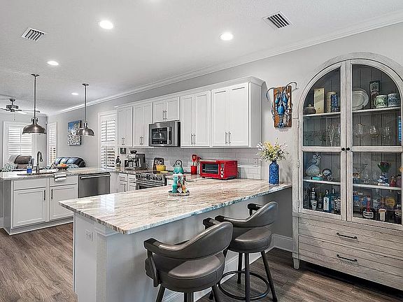 4th image of 105 Oyster Blvd