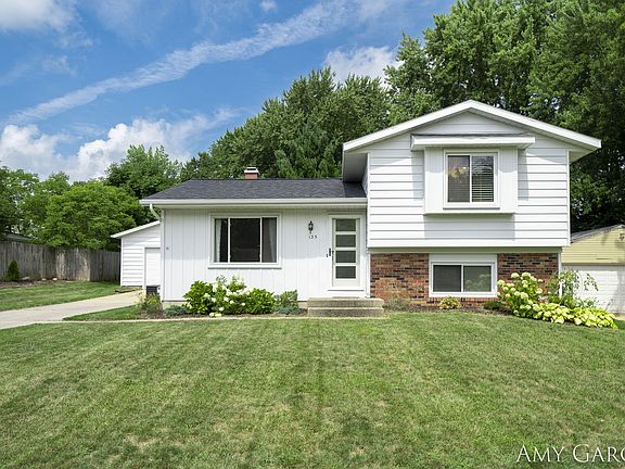 4th image of 135 Cahill Dr