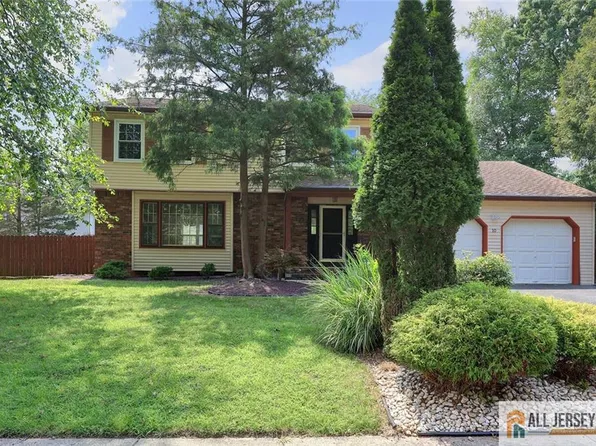 10 Staghorn Dr, North Brunswick, NJ 08902