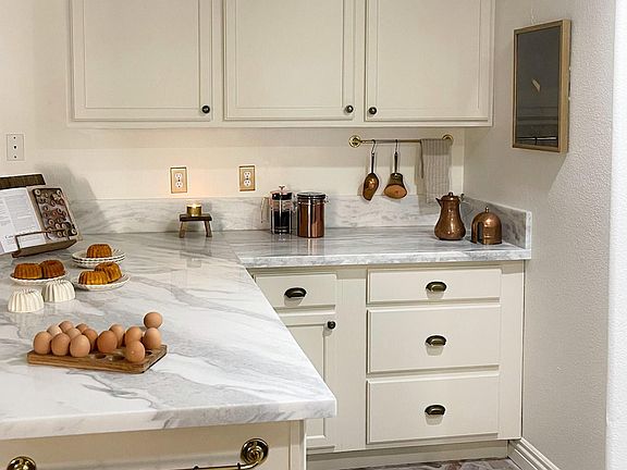 Kitchen breakfast bar area.