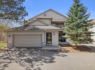 2279B Circle Rdg, Delafield, WI 53018