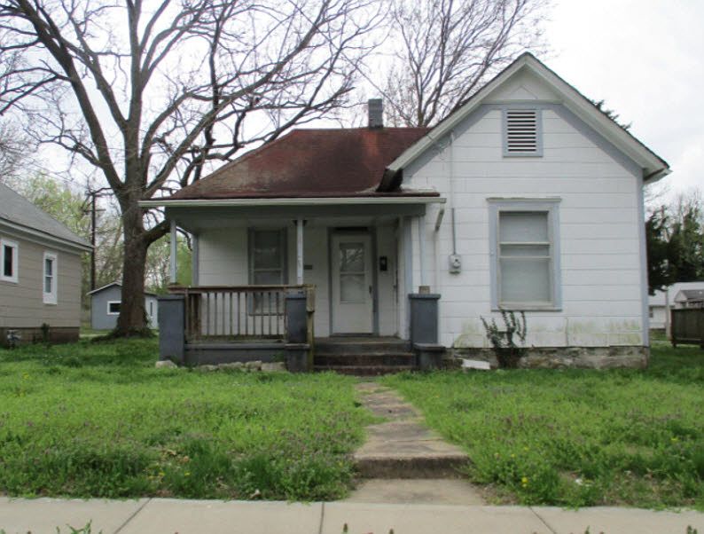1st image of 926 W Lombard St
