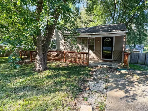 2419 Park Ln, Oak Grove, MO 64075