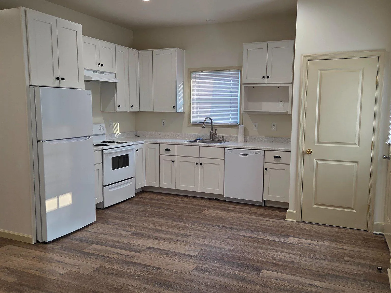 3 bed, 1.5 bath, 1728 sqft, $2,200 — Photo 2