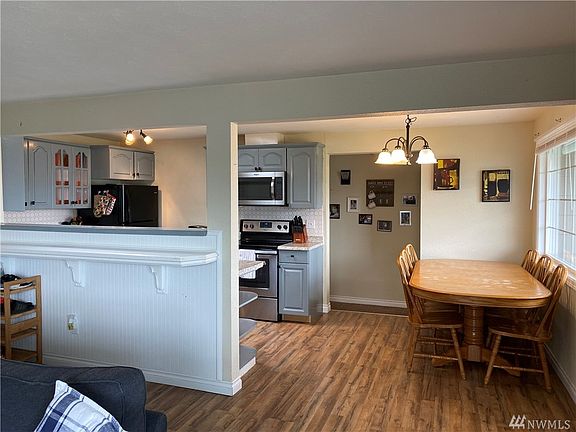 5th image of 1023 W Oregon St