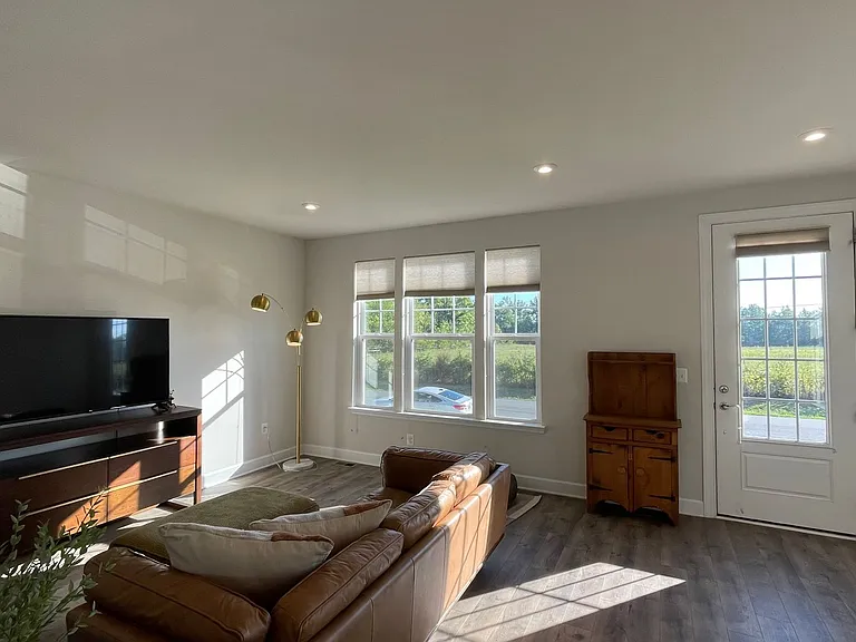 1812 Briscoe Ln — Photo 4