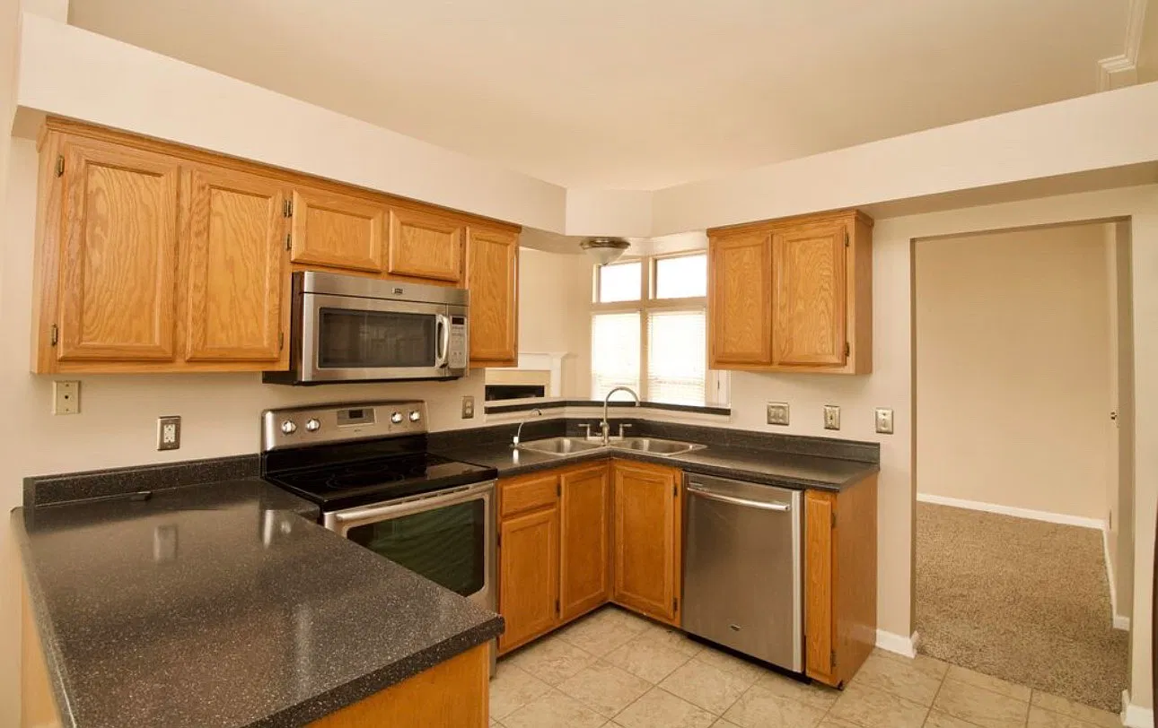3 bed, 1300 sqft, $2,000 — Photo 2