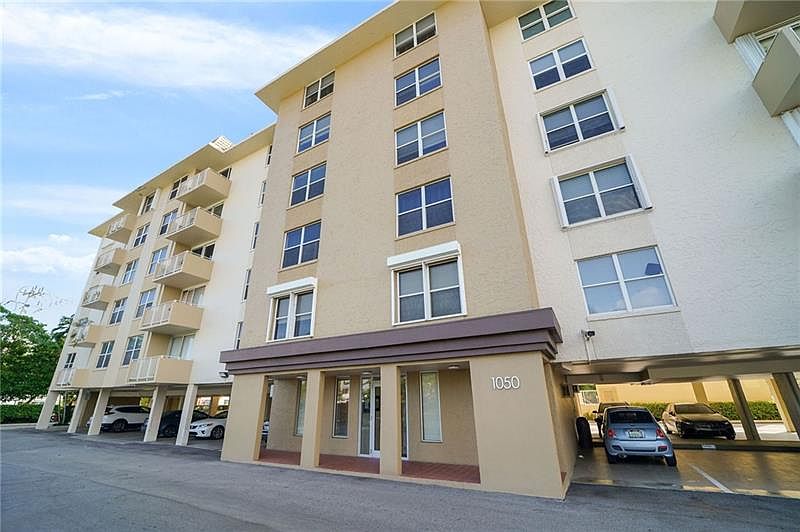 1st image of 1050 SE 15th St APT 400