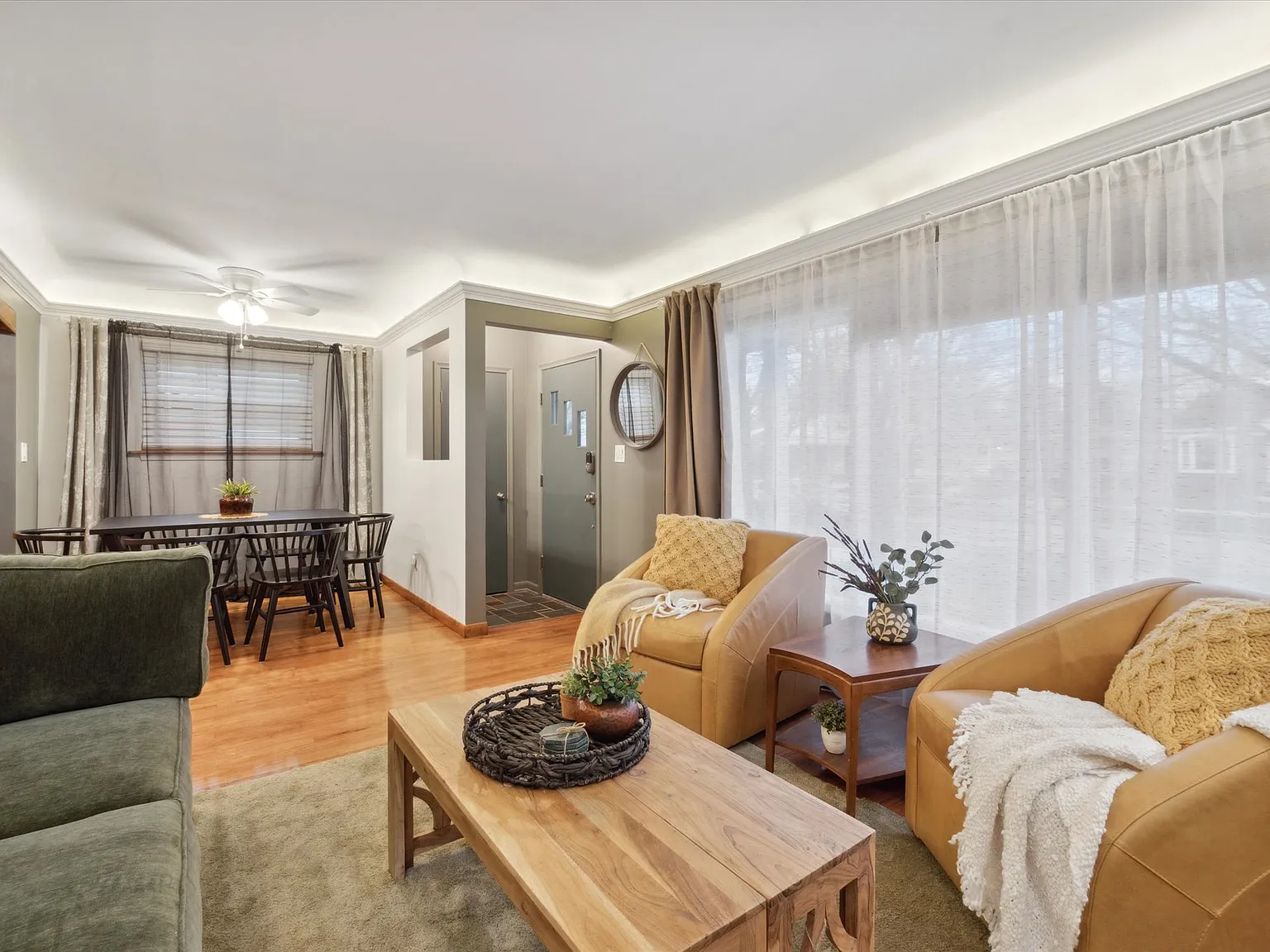 3 bed, 1000 sqft, $3,700 — Photo 3