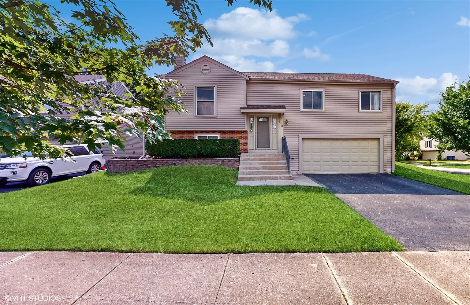 966 Stuart Dr photo 1