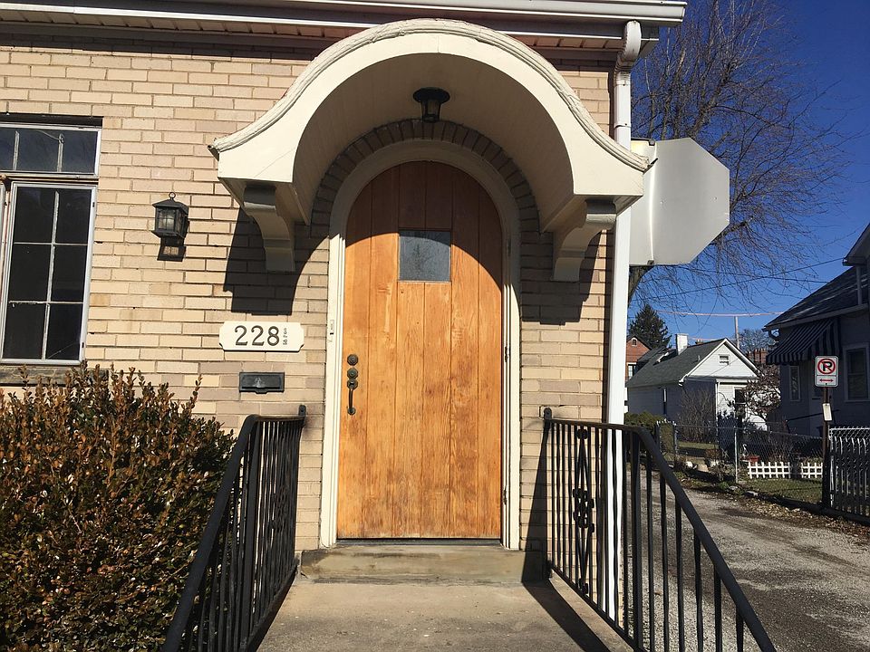 2nd image of 228 1/2 Thurman Ave