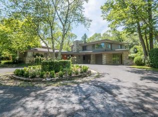 7769 N Club Cir, Fox Pt, WI 53217