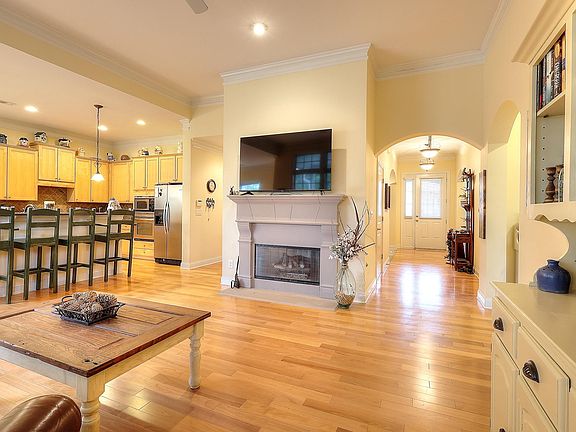 4th image of 1102 Creekwood Cir
