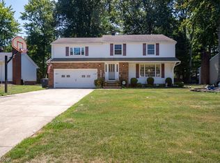 5292 Hickory Dr, Lyndhurst, OH 44124
